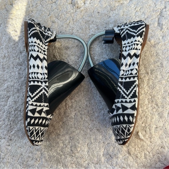 Lucky Brand 'Echo2' Canvas Geometric Design Black White Slip On Ballet Flats - Picture 3 of 9